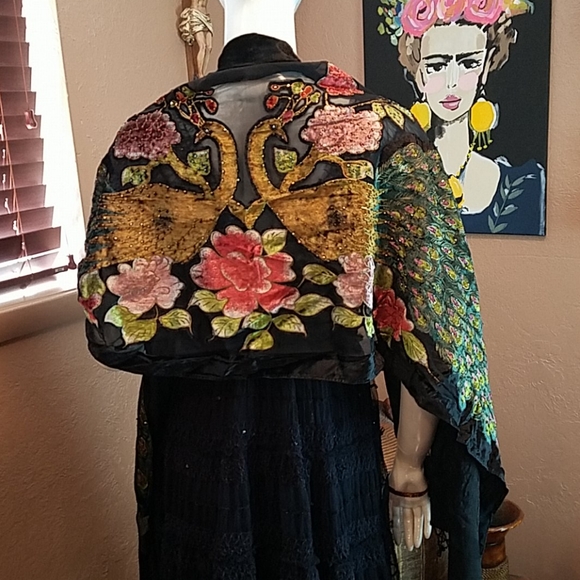 Handmade and handembroided shwal - Picture 1 of 8